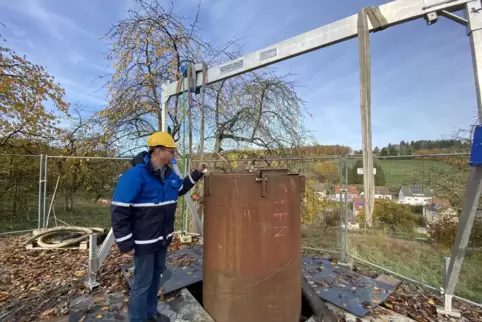 Carsten Toppel zeigt das Wetterbohrloch, das mehr als 30 Meter in die Tiefe führt.