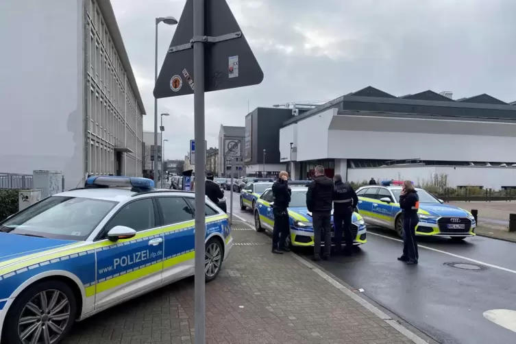 Polizeikr&auml;fte sichern den Bereich vor der Agentur f&uuml;r Arbeit in Ludwigshafen.