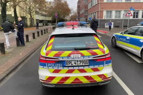 Polizeikräfte sichern den Bereich vor der Agentur für Arbeit in Ludwigshafen.