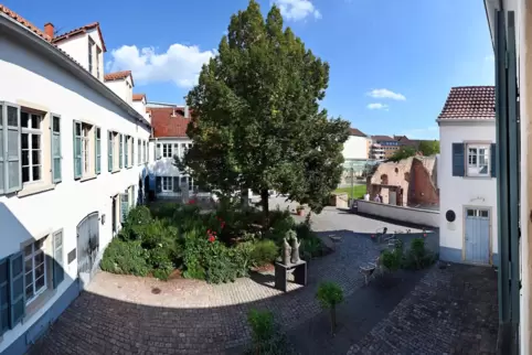 Judenhof: im Gebäude links sind Vermittlungsräume geplant. Der Standort des Besucherzentrums ist noch offen.