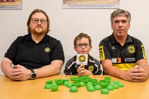 FKC-Vorsitzender Steffen Bischoff (links) mit Turnierorganisator Florian Schwarz und dessen Sohn Cedric, der die Lose zog. 