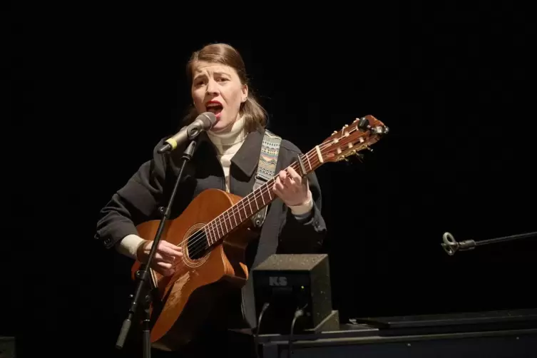 Sorgt f&uuml;r die Live-Musik zum St&uuml;ck: Salma Kiem. 