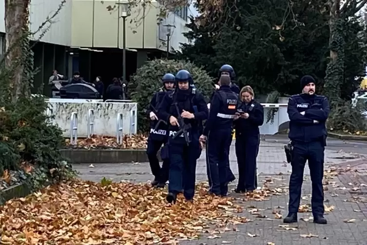 Polizisten mit Maschinenpistolen sind im Einsatz.