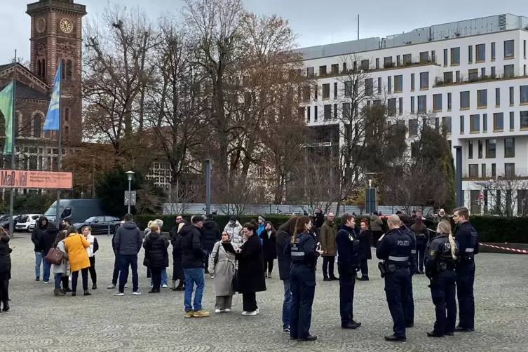 Die Mitarbeiter der Arbeitsagentur m&uuml;ssen das Geb&auml;ude verlassen. Am Theaterplatz ist eine Sammelstelle eingerichtet.