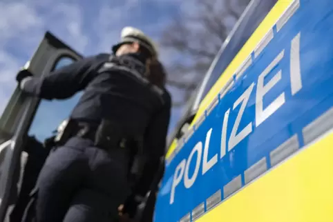 Der 40-Jährige ging auf die Polizisten los und verletzte sie. 