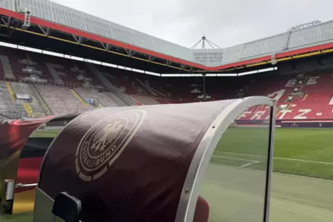 Schwarz-Rot-Gold statt alles in Rot: Links vom Spielertunnel wird die Deutsche Nationalmannschaft Platz nehmen. Die Bänke sind s