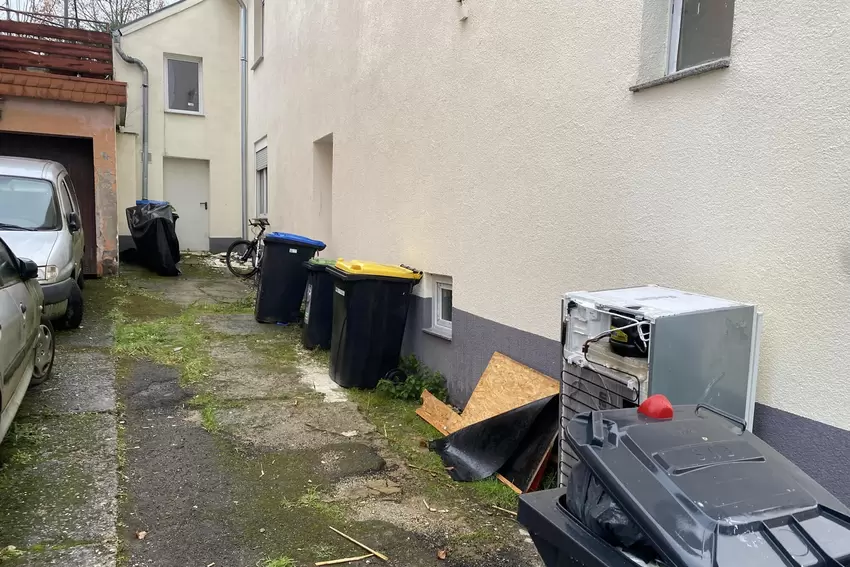 Die Frankenholzer Straße war mal eine gute Wohngegend in Oberbexbach. Doch inzwischen sind viele Gebäude, Vorgärten und Einfahrt