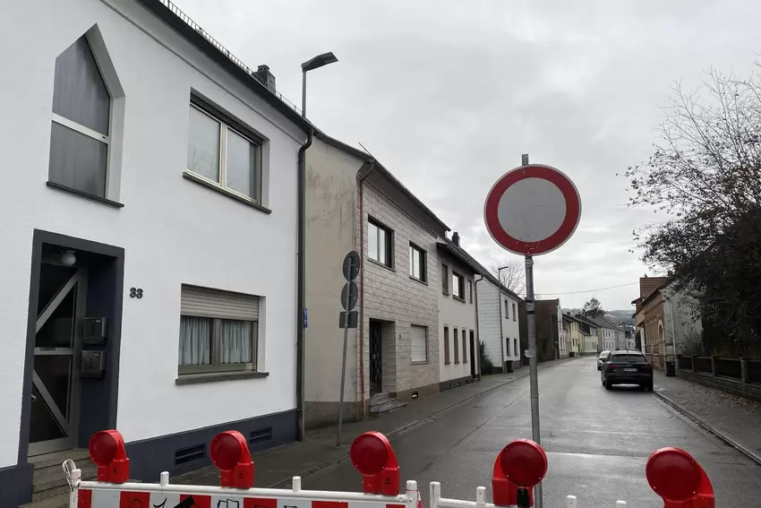 Die Frankenholzer Straße, die alte Hauptstraße von Oberbexbach, war für sieben Stunden gesperrt, so lange die Ermittler vor Ort