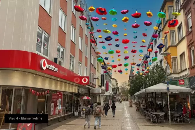 Die Fußgängerzone wird an elf Stellen mit Blumen und Lampions überspannt. Die Fußgängerzone wird an elf Stellen mit Blumen und Lampions überspannt.
