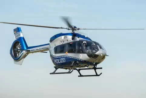 Bei der Suche kommt ein Hubschrauber zum Einsatz. 