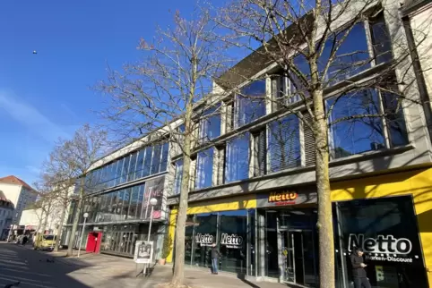 Für alle Etagen der früheren Kaufhalle am Omnibusbahnhof gibt es einen neuen Mieter. Für alle Etagen der früheren Kaufhalle am Omnibusbahnhof gibt es einen neuen Mieter.