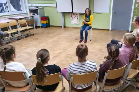Wie werden Kinder zu Helden des Alltags? Aus ihrem Mitmachbuch las Autorin Birgit Ehmann auf Einladung in der Schillergrundschul