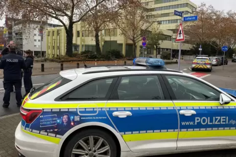Großeinsatz in der Arbeitsagentur: Die Berliner Straße in der City war am Dienstagvormittag weiträumig abgesperrt.