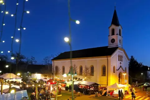 Der Weihnachtsmarkt in Berghausen lockt die Besucher unter anderem mit Glühwein, Erzähltheater und Kunsthandwerk.