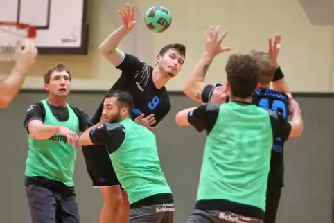 Fabian Berres (am Ball) machte den Heimsieg der HSG Kusel-Schwarzerden perfekt und war zudem Topscorer. 