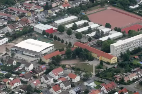 Siedlungsschule: Verkehr beschäftigt vor der Sporthalle (links), ein Stromanschluss kommt dahinter. 