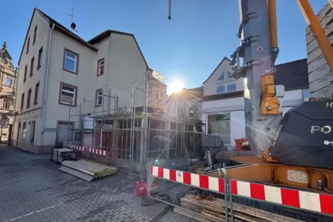 Neubau: Angrenzend an den Kundenparkplatz wächst ein Gebäude in die Höhe.