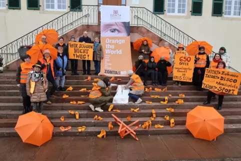 Der Zonta Club Bad Bergzabern mit seiner ?Mensch-Kunstinstallation? mit dem Titel ?Zonta Says No ? WIR schauen NICHT weg!? vor d