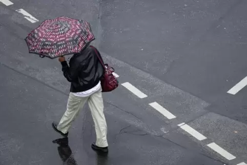 Regenschirm nicht vergessen: Es wird nass und milder. 