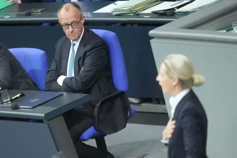 Der Kanzler und seine schärfste Kritikerin: Friedrich Merz (CDU) hört der Haushaltsrede von Alice Weidel (AfD) zu. 