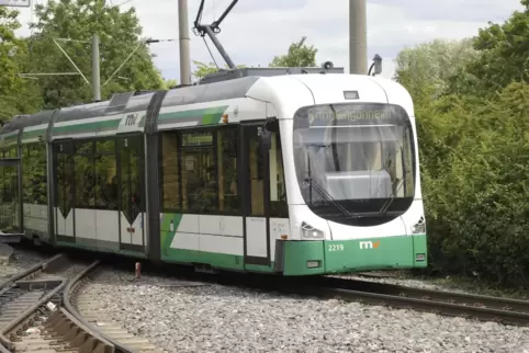 Die Straßenbahn, die bisher – wie hier – in Rheingönheim endet, könnte in einigen Jahren weiter über Neuhofen fahren. 