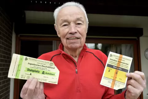 Jürgen Kirchhart mit Eintrittskarten aus den Jahren 1964 und 1952 für Fußball-Länderspiele im Südwest-Stadion.