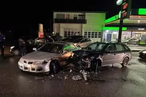 Beide Autos mussten abgeschleppt werden. 