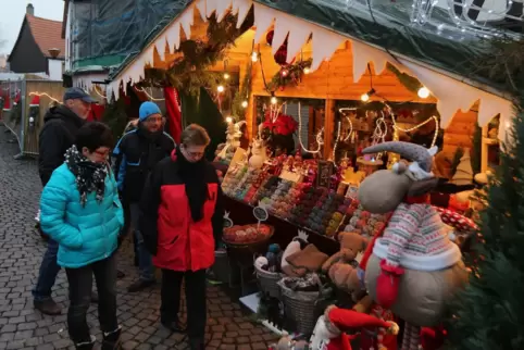 An den Buden gibt es Speis, Trank und vielleicht das eine oder andere Weihnachtsgeschenk. 