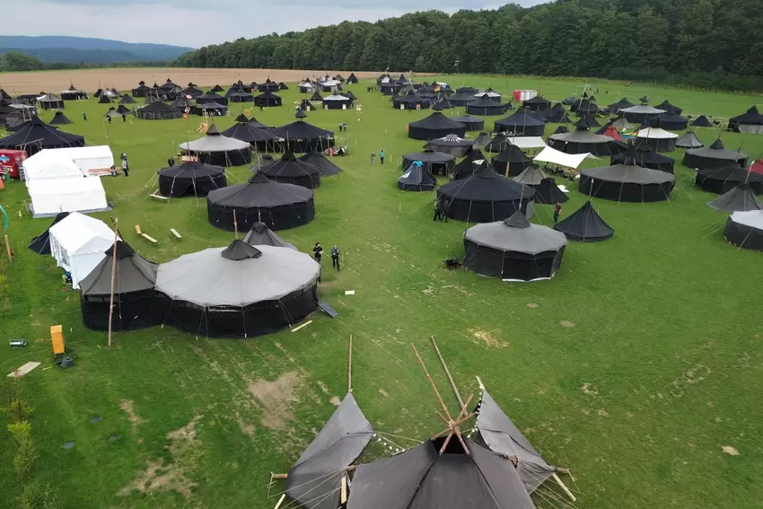 Einmal im Jahr veranstaltet die Haßlocher Waldjugend das Waldläufercamp auf der Pferderennbahn.