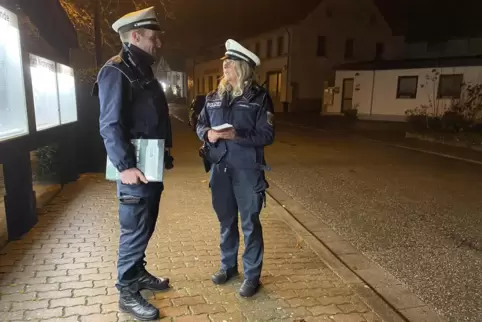 Henry Flauaus und Sabine Langguth beim abendlichen Präventionsgang durch Offenbach-Hundheim. 
