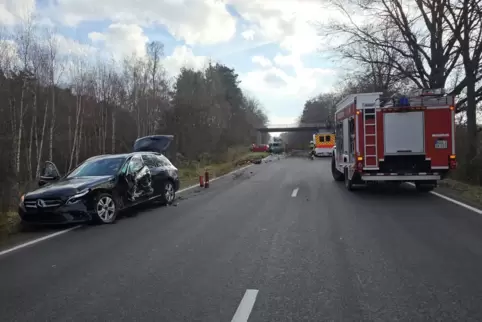 Am Donnerstagmittag sind auf der L355 zwischen Schönenberg-Kübelberg und Waldmohr zwei Autos kollidiert. Am Donnerstagmittag sind auf der L355 zwischen Schönenberg-Kübelberg und Waldmohr zwei Autos kollidiert.