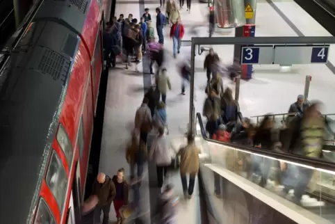 Zwischen Hörsaal und Heimat: Studierende sind oft stundenlang mit der Bahn unterwegs.