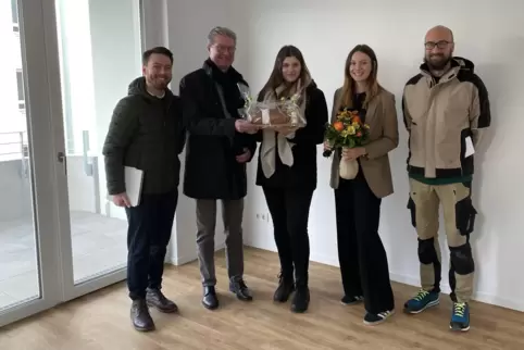 Brot und Salz für die erste Mieterin: Viktoria Gremm (Mitte) mit den Gewo-Vertretern (von links) Marc Laubscher, Oliver Hanneder