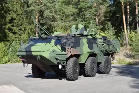 Der Radtransportpanzer Patria 6x6 CAVS kann zusätzlich zu Fahrer und Fahrzeugkommandant bis zu zehn Soldaten transportieren. 