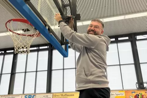 Vor den Heimspielen installiert Martin Schwarzwald Extrakameras an den Basketballkörben, die live Bilder ans Tablet versenden.