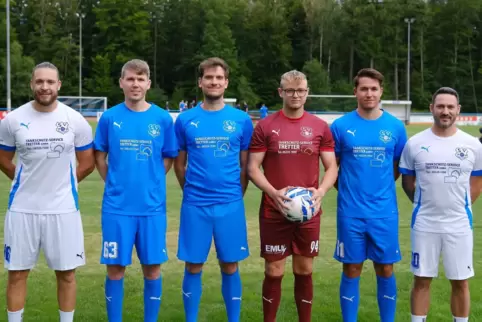 Sie bleiben: Trainer Patrick Müller (rechts) und Co-Trainer Maximilian Decker (links), mit den Neuzugängen vor der Saison.