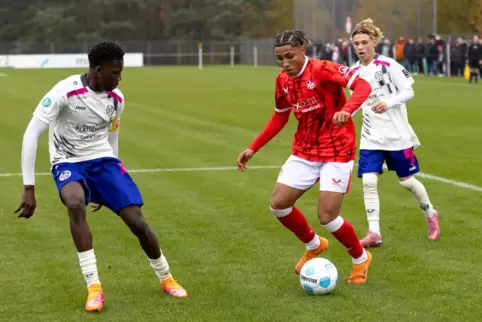 Für Malakai Hoover (Mitte) und die U17 des FCK geht es am Samstag zuhause gegen den 1. FC Saarbrücken. Hoover traf am Mittwochab