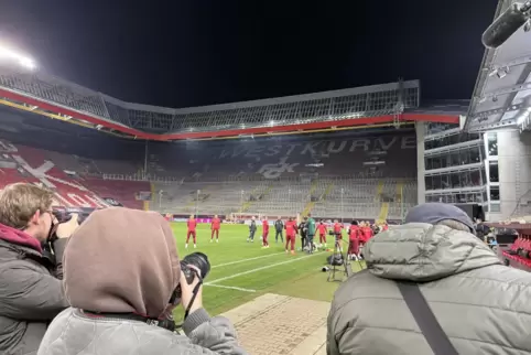 Im Visier der Fotografen und Kameraleute: das Abschlusstraining der DFB-Elf auf dem Betze.