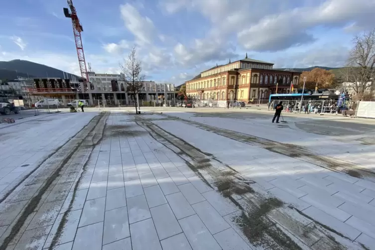 Blick &uuml;ber den Bahnhofsvorplatz, der schon ziemlich fertig ist. 