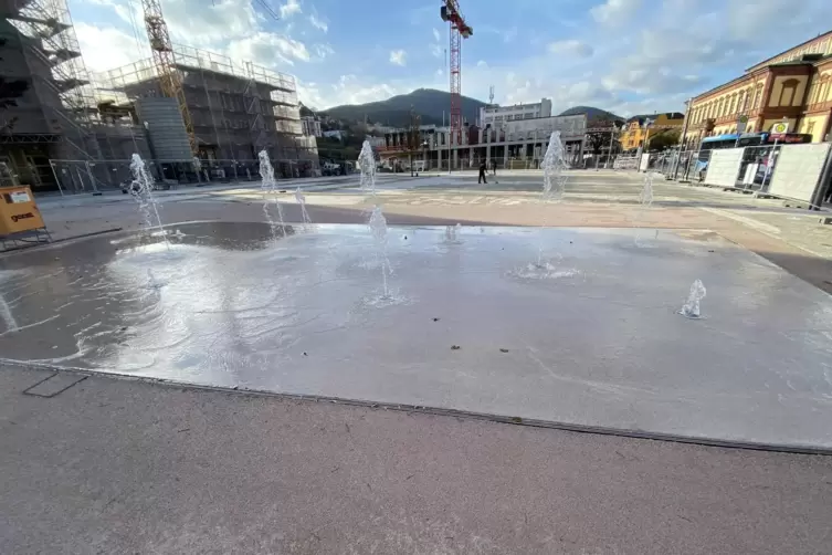 Hinterm Wasserspiel sind die anderen Baustellen &ndash; Hotel und Bahnhofsgeb&auml;ude &ndash; gut zu erkennen. 