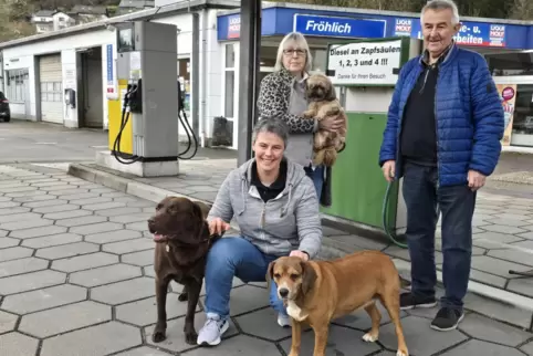Die Hunde Bruno (rechts), Frieda (links) und Paula gehören einfach zur Tankstelle dazu. Heidi (hinten links) und Wolfgang sowie 