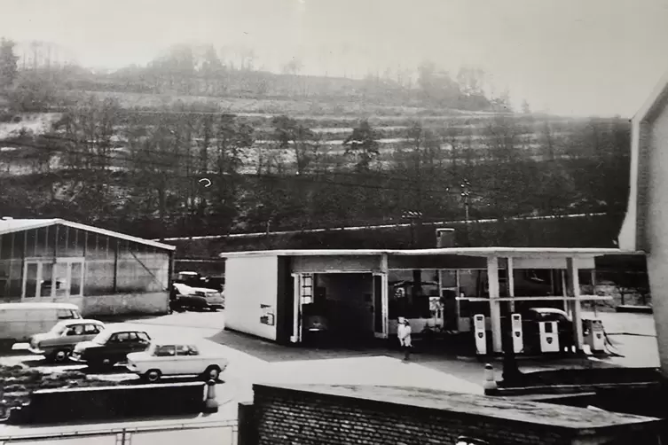 In den Anfangsjahren in den 1950er Jahren war die Tankstelle Fr&ouml;hlich in Burgalben noch so gelegen, dass die Zapfs&auml;ulen parallel