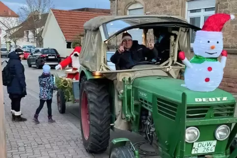 Freut sich besonders über Kinderlieder: Der Nikolaus fährt mit dem Traktor durch Wachenheim und verteilt Geschenke an Kinder. 