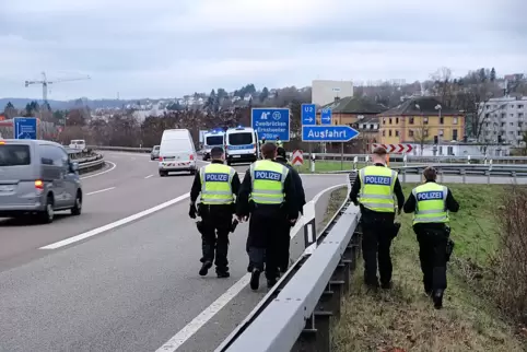 Die Bundespolizisten kontrollierten einen Mann, der in Höhe Ausfahrt Stadtmitte auf der Autobahn zu Fuß unterwegs war.