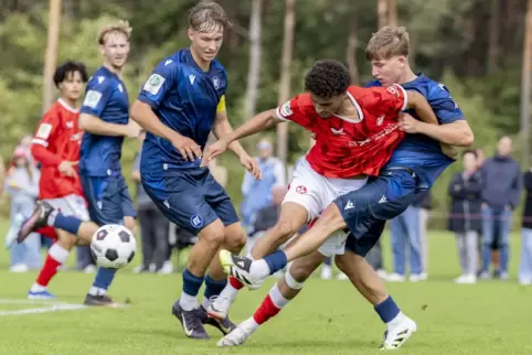 Marvin Yüsün (Mitte), hier im Hinspiel gegen den Karlsruher SC, ist wieder einsatzbereit für die U19 des FCK. 