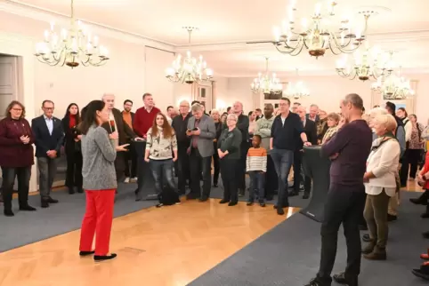 Bürgermeisterin Natalie Bauernschmitt heißt knapp 100 Gäste im Ratssaal willkommen. 