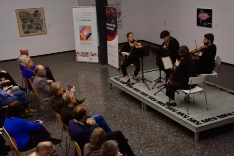 Musiker der Mannheimer Philharmoniker gestalteten das Auftaktkonzert mit Werken von Hans Krása und Viktor Ullmann.