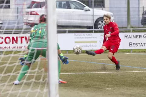  Tim Leßmeister (rechts) ist auf dem Weg zum 2:0 im Spiel gegen den SV Battweiler II. Jannis Meyer im SVB-Tor kommt nicht mehr a