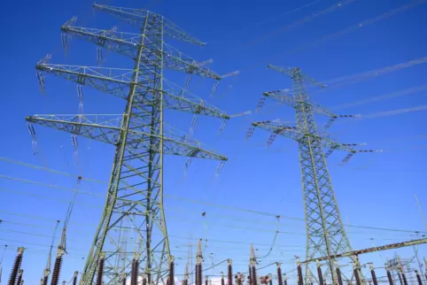 Energieträger: Hochspannungsmast an einem Umspannwerk.