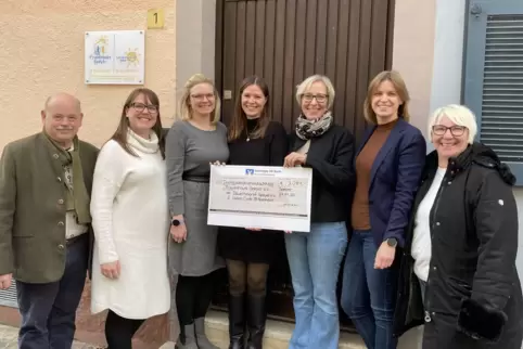Spendenübergabe (von links): Thomas Scherner, Christina Potsch, Jessica Baumgärtner, Vivien Lemberger, Stefanie Seiler, Jessica 
